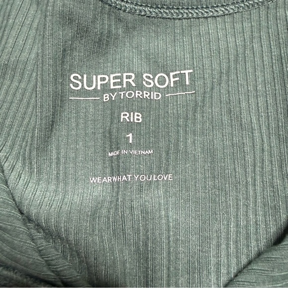 Super Soft Torrid Green Sleeveless Henley Robbed Women's Size 1X - Picture 4 of 9
